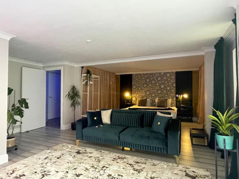 The Exclusive Jacuzzi Apartment Birmingham Exterior photo